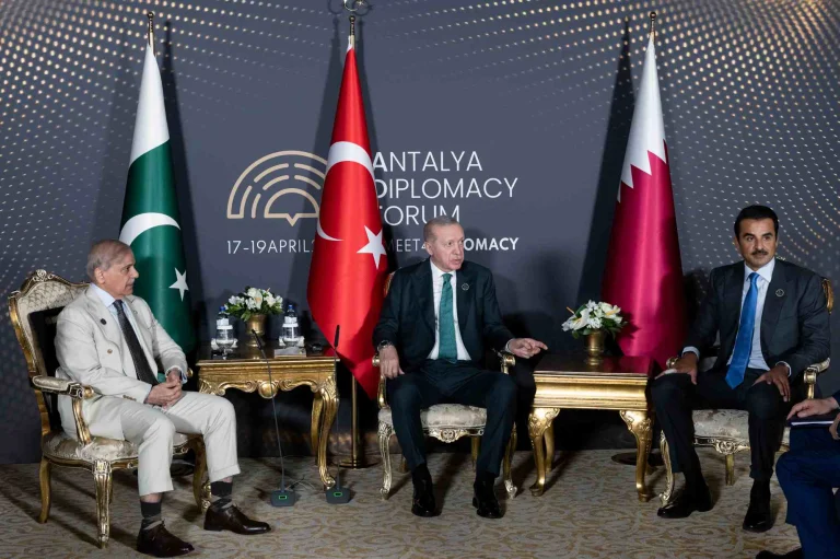 Qatar, Türkiye, Pakistan Leaders Hold Trilateral Talks on Regional Stability at Antalya Forum